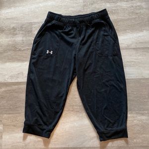 Medium Under Armour black capri joggers
